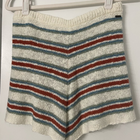 O’NEILL Striped Knit Boho Shorts
Small - Picture 3 of 5
